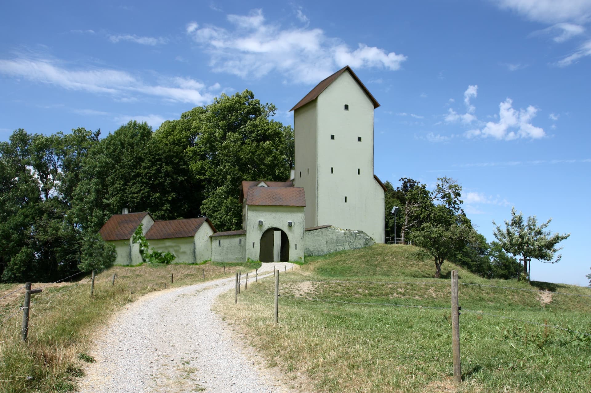 Burg Neuravensburg im Sommer